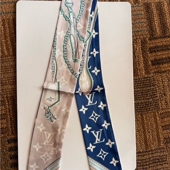 Louis Vuitton Beige and Navy Silk Scarf Twilly fashion - Picture 1 of 10